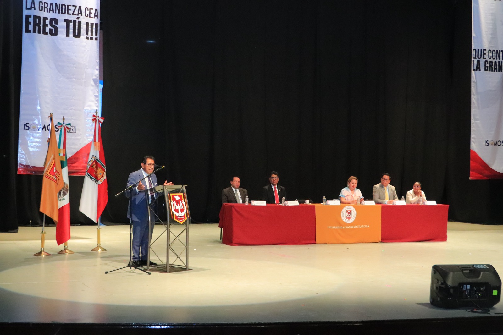 Esencial la labor del Contador Público para un buen manejo financiero del ciudadano: Rector de la UATx